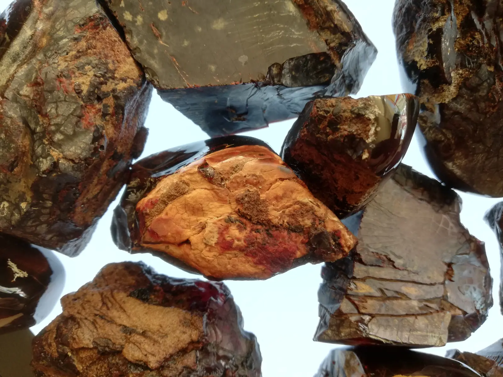 Druhohorní jantar červený