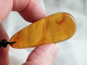  Přívěsek z myanmarského jantaru PB-25