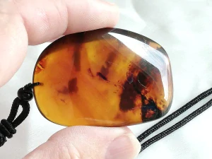  Přívěsek z myanmarského jantaru PB-26