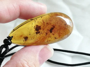  Přívěsek z myanmarského jantaru PB-34
